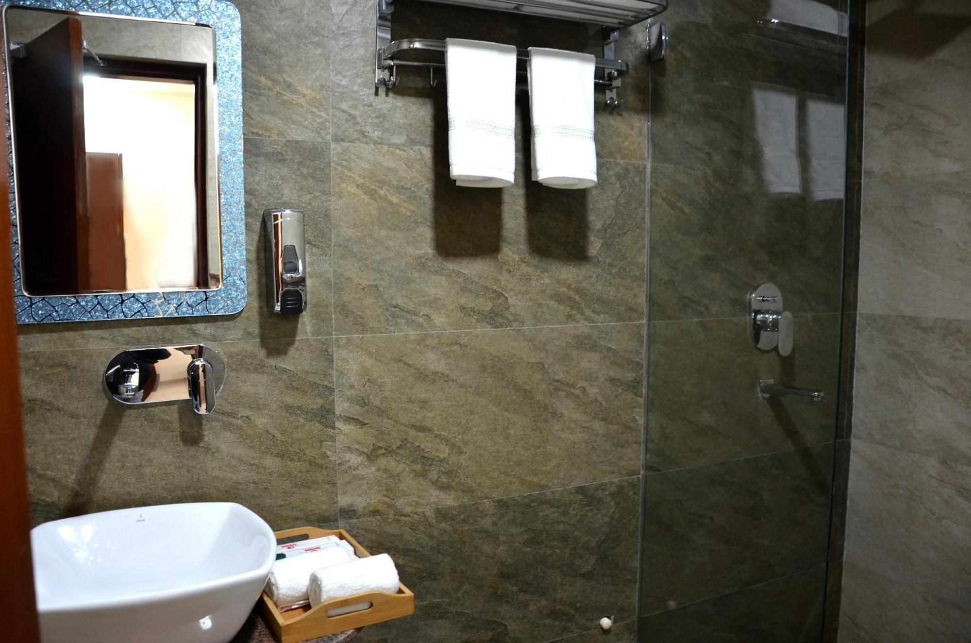 Fabhotel Roselle Inn Lucknow Buitenkant foto